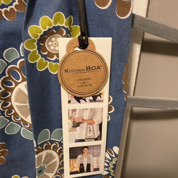 Demdaco Kitchen Boa Is A Stylish Re-invention Of The Classic Tea Towel. - Picture 3 of 8